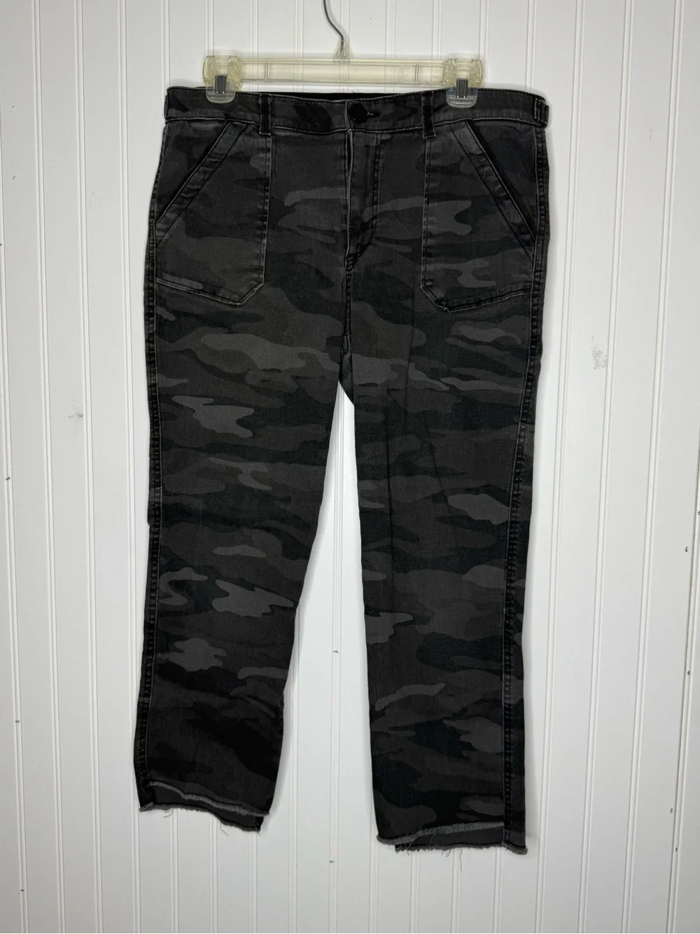 Democracy “Ab” Technology Cargo Raw Hem Camo Crop Pants Size 10